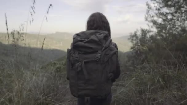 Mujer admirando montaña — Vídeos de Stock