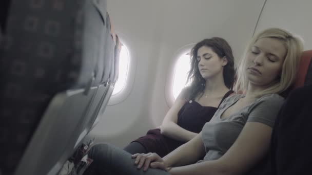 Жінки сплять на літаку — стокове відео