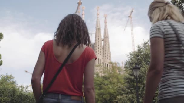 Vrouwelijke toeristen fotograferen kathedraal — Stockvideo