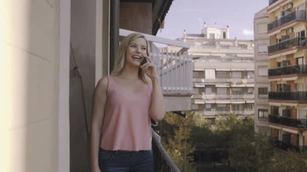 Turista mujer hablando por teléfono — Vídeos de Stock