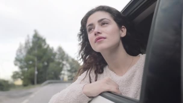 Mujer colgando fuera del coche — Vídeos de Stock