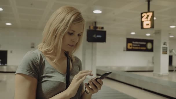 Женщина в ожидании багажа — стоковое видео