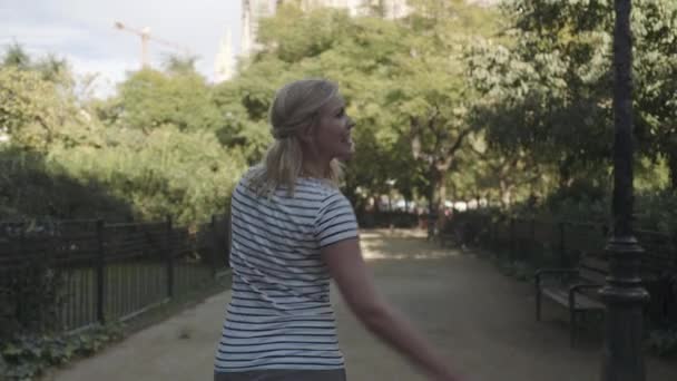 Femme marchant dans le parc — Video