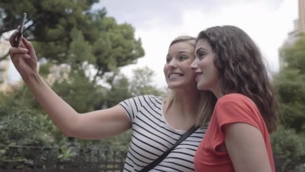 Vrouwen nemen foto van kathedraal — Stockvideo