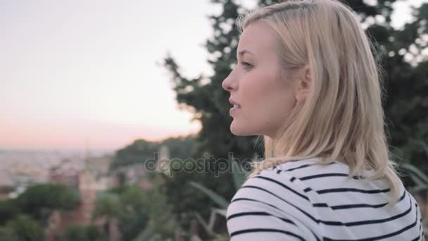 Женщина наслаждается видом на Барселону — стоковое видео