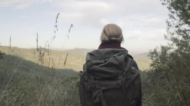 Mujer admirando montaña — Vídeos de Stock