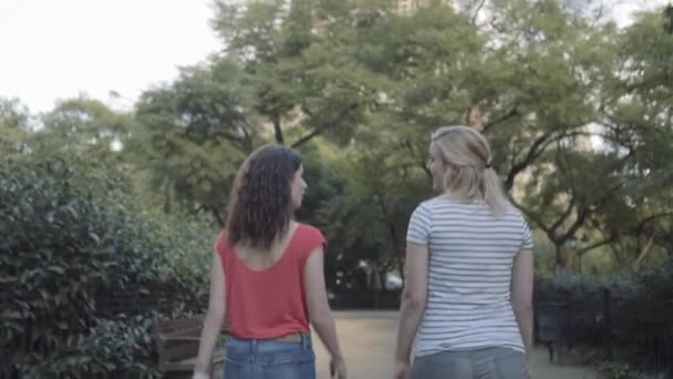 Vrouwen lopen in park — Stockvideo