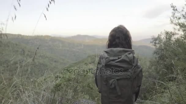 Mujer viajando y tomando fotos — Vídeo de stock