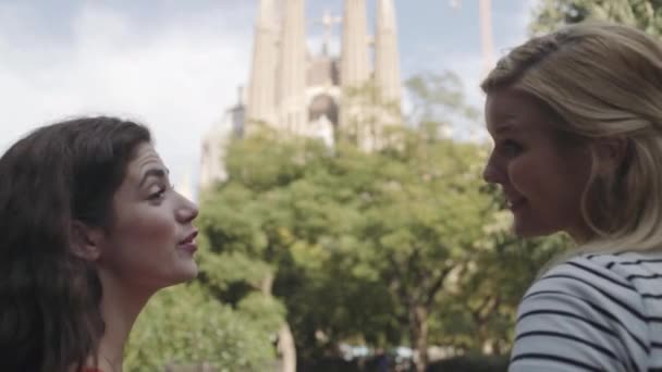 Mujeres tomando fotos de la catedral — Vídeo de stock