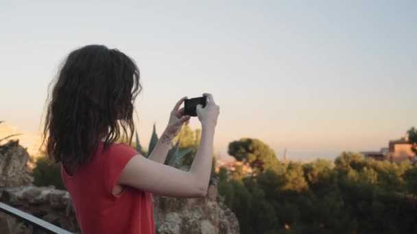 Vrouw nemen foto op telefoon — Stockvideo