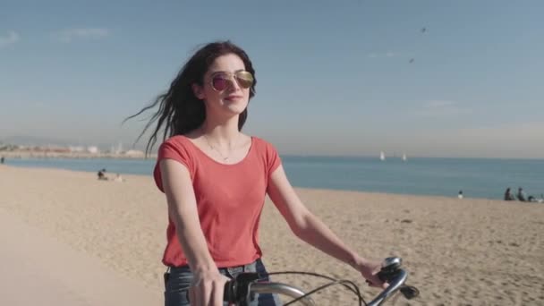 Turista na praia tirar fotos — Vídeo de Stock