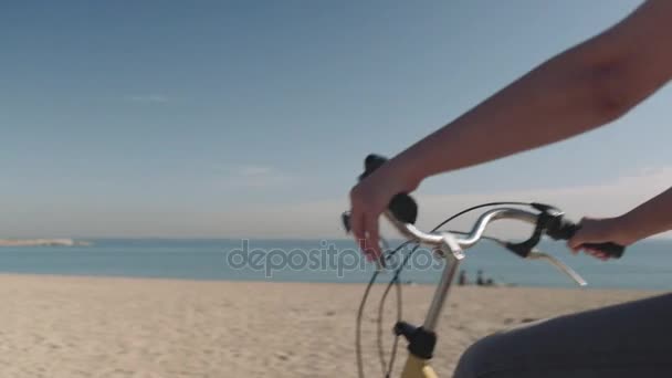 Touristisches Radfahren am Strand — Stockvideo