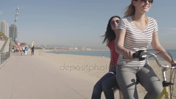 Туристи катаються на велосипеді на пляжі — стокове відео