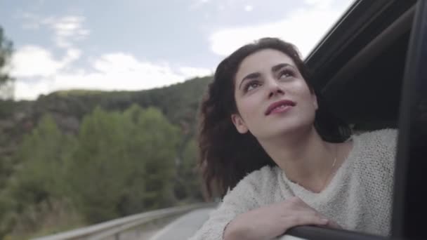 Mujer colgando fuera del coche — Vídeos de Stock