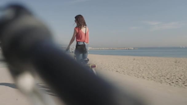 Touristes à vélo sur la plage — Video