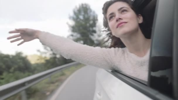 Feminino pendurado fora de carro — Vídeo de Stock