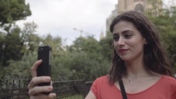 Mulher tomando Selfie em férias — Vídeo de Stock