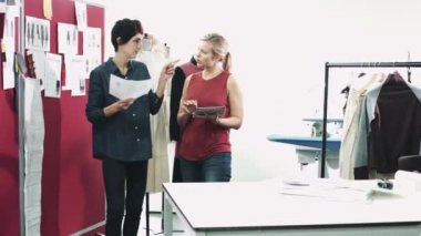 Moda tasarımcıları dizaynlara arıyorsunuz