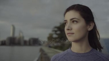 Kadın runner Thames Nehri tarafından