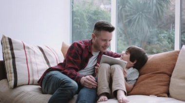 Baba ve oğul tablet izlerken 