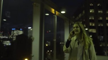 Yetişkin kadın alışveriş ve yürüyüş
