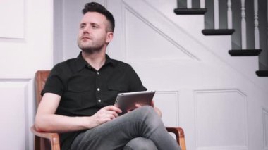 Dijital tablet üzerinde çalışan erkek