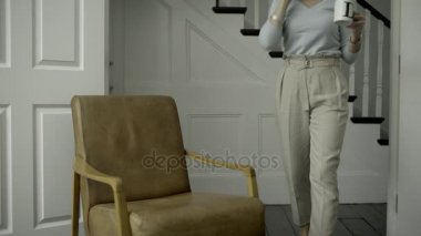 Üst düzey yetişkin kadın rahatlatıcı 