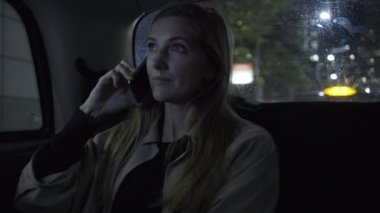 Akıllı telefon kullanarak taksi içinde kadın