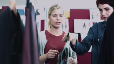 Moda tasarımcıları dizaynlara arıyorsunuz
