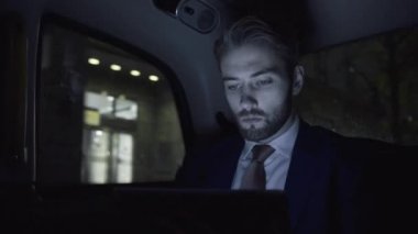 İş erkek taksi tablet kullanma