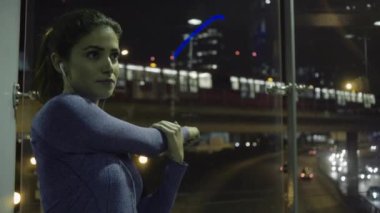 Genç yetişkin kadın atlet germe