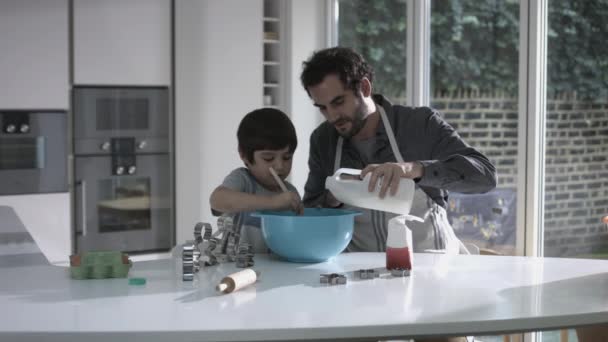 Padre e hijo cocinando galletas — Vídeo de stock
