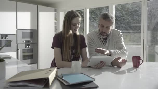 Дорослий чоловік викладає дочку-підлітка — стокове відео
