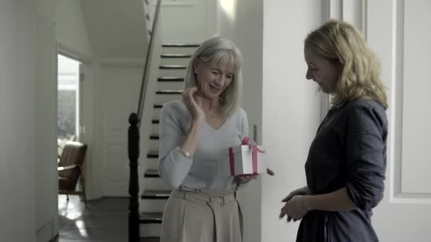Старша жінка відкриває подарунок — стокове відео