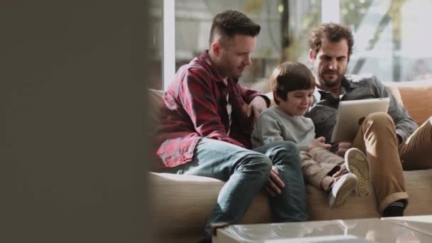 Семья с помощью цифрового планшета — стоковое видео