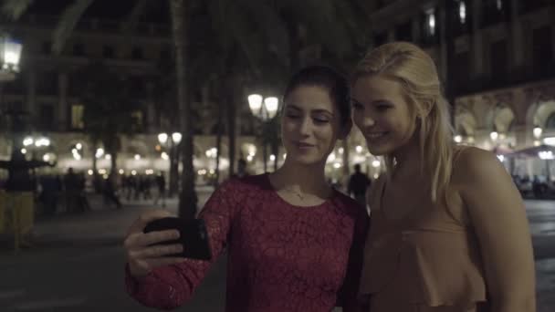 Donne che visitano piazza a Barcellona — Video Stock