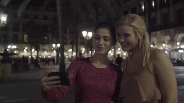 Vrouwen een bezoek aan plein in Barcelona — Stockvideo