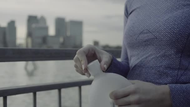 Corredor femenino agua potable — Vídeos de Stock