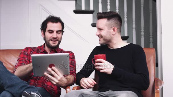 Couple watching pictures — Stock Video