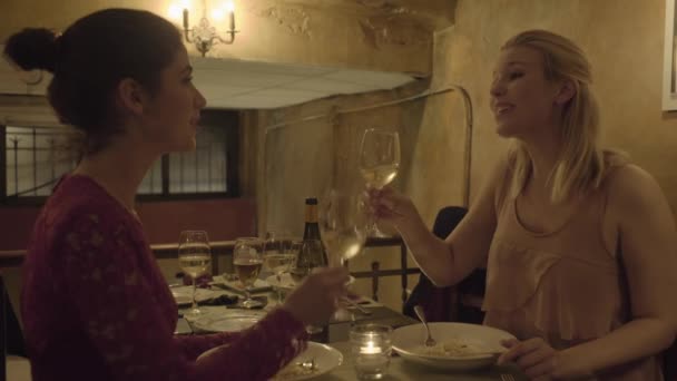 Grillage de jeunes femmes adultes au restaurant — Video