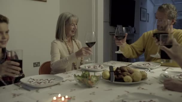 Családi étkezés otthon együtt — Stock videók