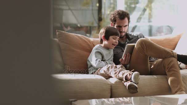 Padre e hijo usando tableta — Vídeo de stock