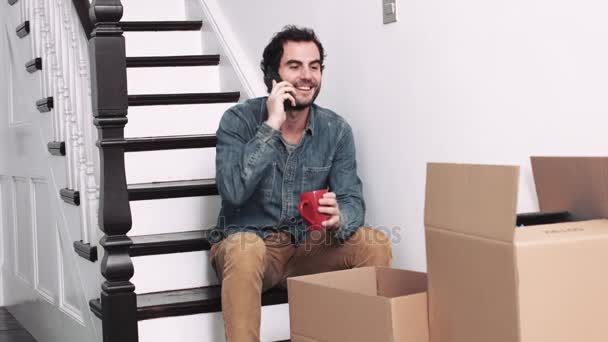 Homme travaillant sur le téléphone intelligent — Video