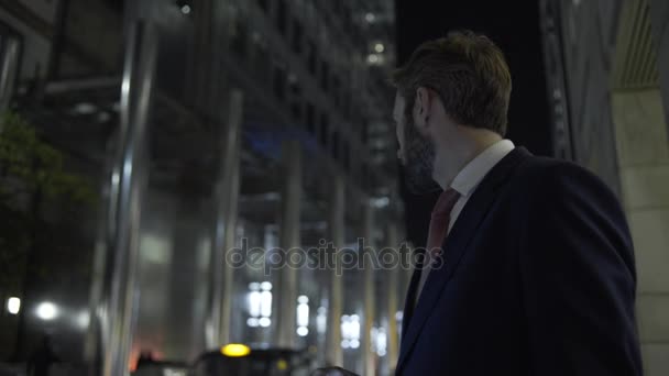 Business male waiting for taxi — Stock Video