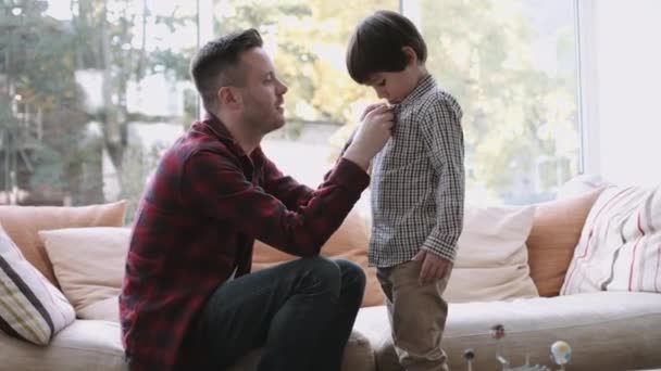 Pai abotoando camisa filho — Vídeo de Stock