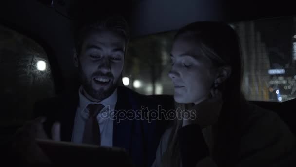 Casal em táxi usando tablet digital — Vídeo de Stock