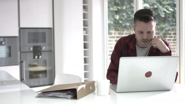 Hombre trabajando en portátil — Vídeo de stock