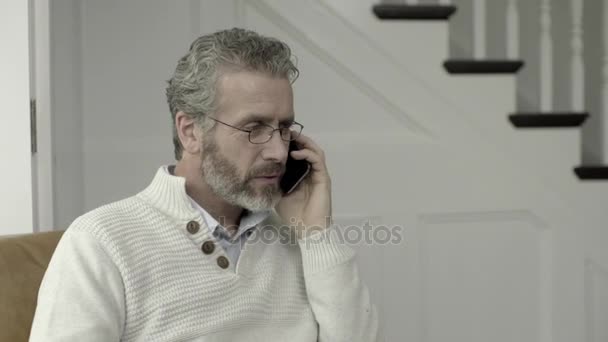 Hombre adulto mayor en el teléfono inteligente — Vídeo de stock