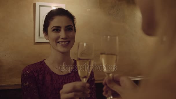 Junge erwachsene Frauen trinken Champagner in Restaurant — Stockvideo