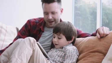 Baba ve oğul dijital tablet izlerken
